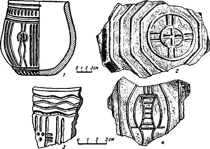 Рис. 7. Керамика с антропоморфными изображениями (/, 3, 4) и геометрическими фигурами с поселения Самусь IV