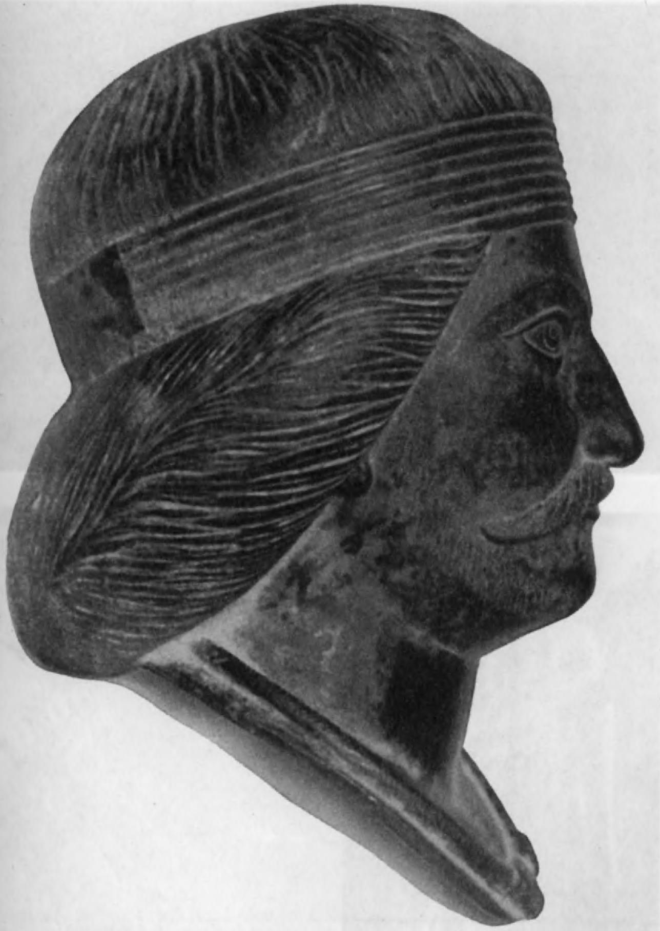 74.	Бронзовая голова статуи парфянского вельможи (в натуральную величину), найденная в Шами (близ Мапамира). Эта статуя свидетельствует о широкой популярности того, что можно назвать культом обожествленного после смерти царя.