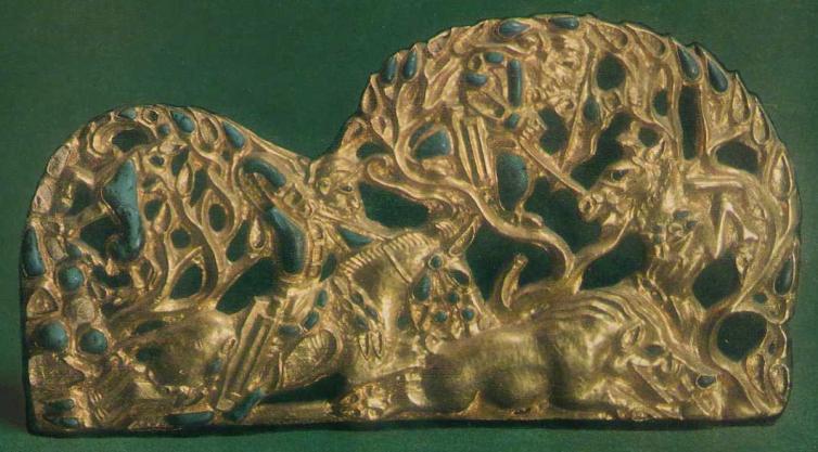 184-185. Пара золотых застёжек со сценой охоты в лесу. Сибирская коллекция.