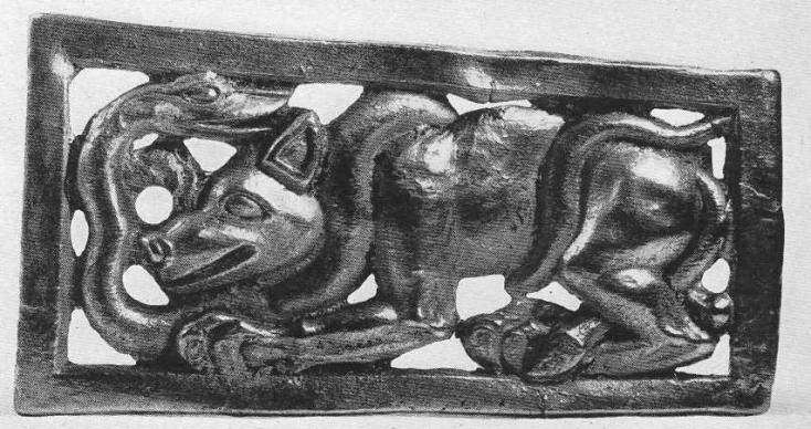 186. Золотая четырёхугольная застёжка со сценой схватки волка со змеёй. Сибирская коллекция.