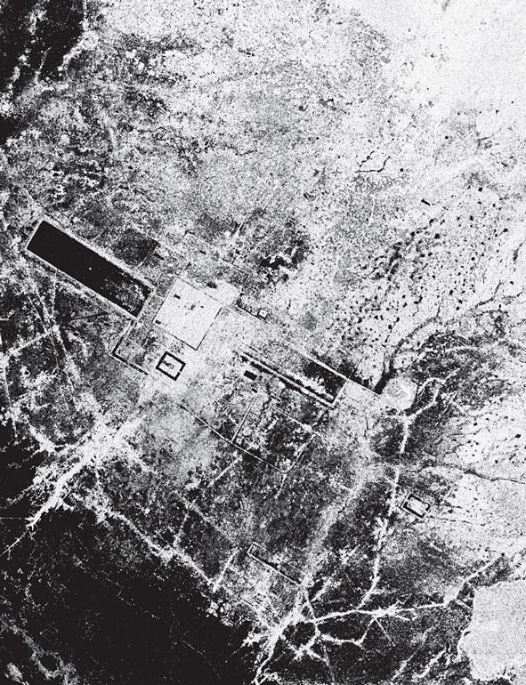 Рис. 8.9. Фотография города Ангкор, Камбоджа, сделанная с помощью радара Spaceborne Imaging Radar-C/X-band Synthetic Aperture Radar с космического корабля «Эндевер» 30 сентября 1994 года. На фотографии показано изображение участка размером 55 на 85 километров. Главный комплекс, Ангкор Ват — прямоугольник внизу справа, окруженный темной линией. Самое крупное озеро в центральной части Камбоджи, Тонл Сэр, находится ниже справа. Также видна сеть древних и современных дорог. Данные, полученные с помощью этих изображений, использовались для того, чтобы дать ответ, почему памятник оставили в XV веке, и для того, чтобы нанести на карту обширную систему каналов, водохранилищ и много другого, что было создано во времена расцвета этого города