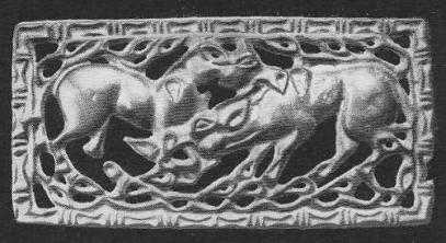205. Бронзовая застёжка с изображением схватки лошадей и протянутыми над ними ветвями. Ордос.