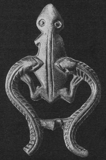 216. Бронзовая застёжка в виде лягушки, окружённой змеями. Ордос.