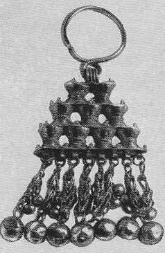 247. Золотое кольцо с подвеской в виде треугольника (увеличено). Сибирская коллекция