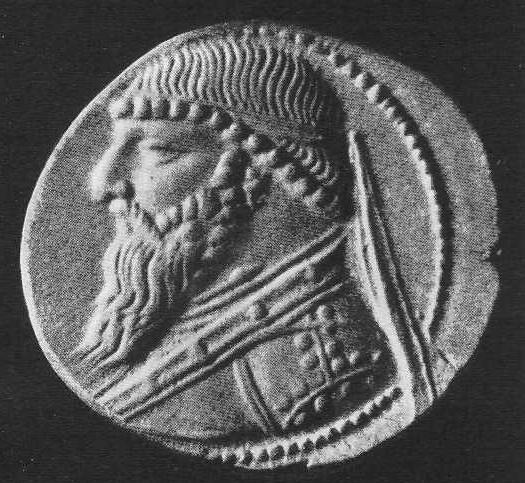 229. Парфянская монета с изображением царя с многовитковой гривной на шее (увеличено).