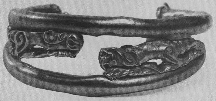 224. Золотая гривна из двух колец с фигурами зверей между ними. Сибирская коллекция.