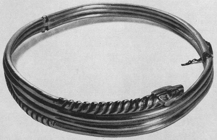 226. Золотая гривна спиральная на шарнирах со звериными головками на концах. Сибирская коллекция.