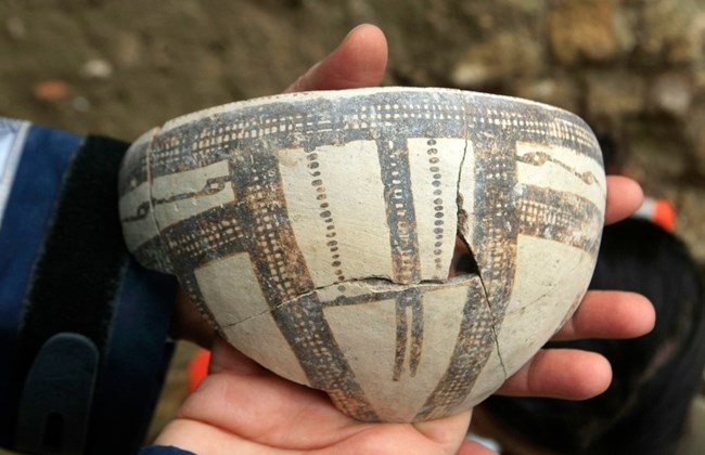 Керамический сосуд из обнаруженной комнаты храма.