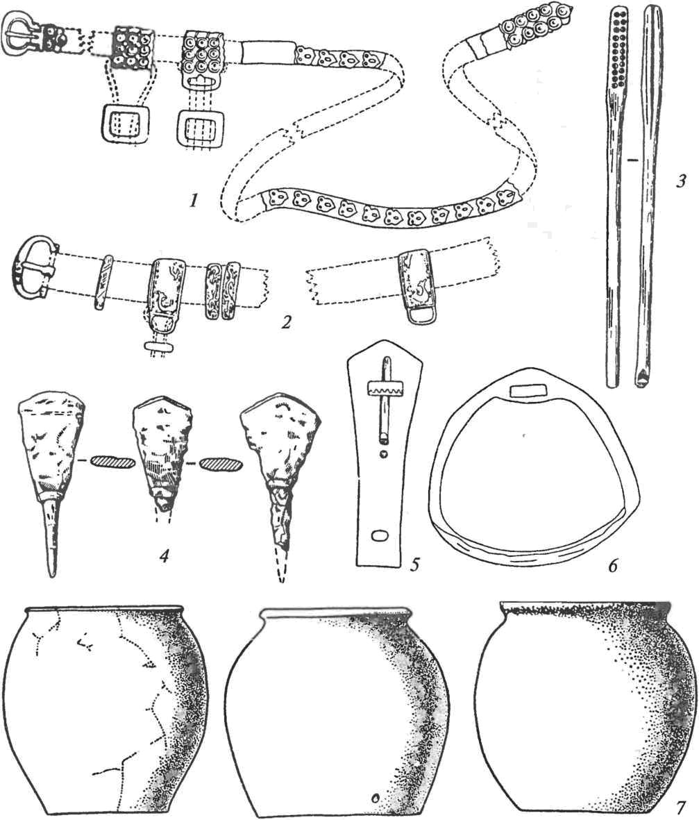 Характерные формы монгольских предметов: 1,2 — бляхи поясов; 3 — костяная туалетная щеточка; 4 — наконечники стрел; 5 — костяная подпружная пряжка; 6 — стремя; 7 — гончарные сосуды