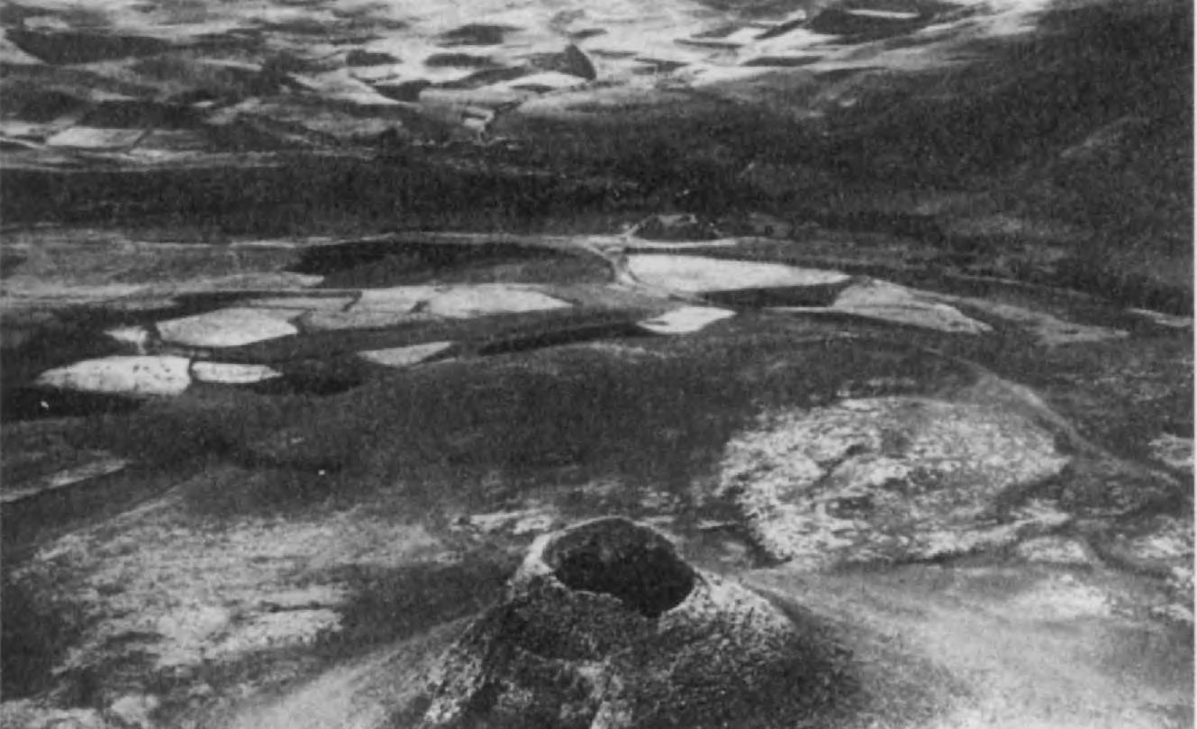 5. Зиндан-и Сулейман — вулканическое образование близ Тахт-и Сулейман. У подножия горы была открыта платформа-стена мидийского или предмидийского периода.