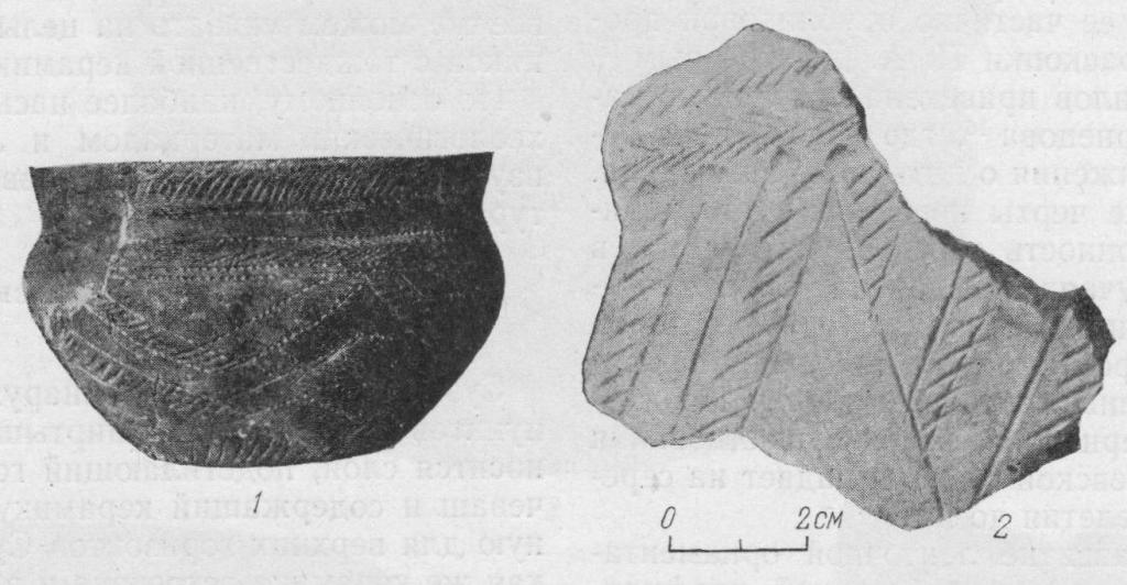 Рис. 4. Сосуд (1/3 н. в.) из раскопок Сузгуна II (керамика III группы) и обломок сосуда из Второй Мысовской стоянки.