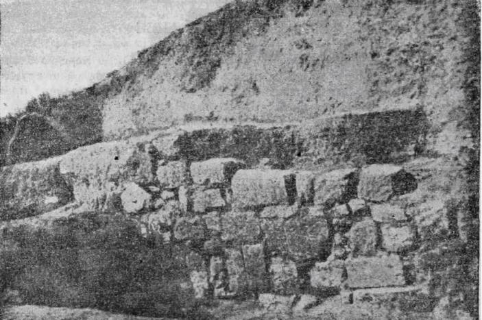 Рис. 30. Пантикапей. Раскоп 1946 г. Подпорная стена