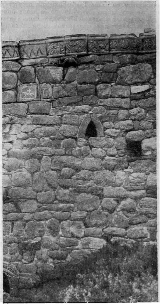 Рис. 52. Храм Тхаба-Ерды. Часть южного фасада. (Фото М. В. Фехнер)