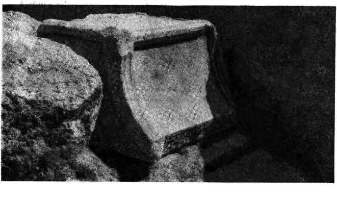 Рис. 1. Мраморный трон, заложенный в фундамент IV в. н. з. (вид с юго-запада)