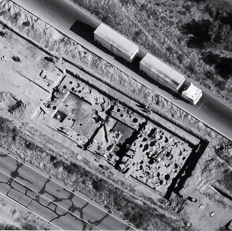 Археологические раскопки в рамках программы сохранения культурных ресурсов посередине автодороги № 10 в Таксоне, штат Аризона