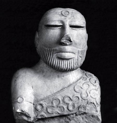  Неизвестный человек. Возможно, священнослужитель или какой-либо правитель из Moхендждаро, Пакистан, приблизительно 1800 год до н. э. 
