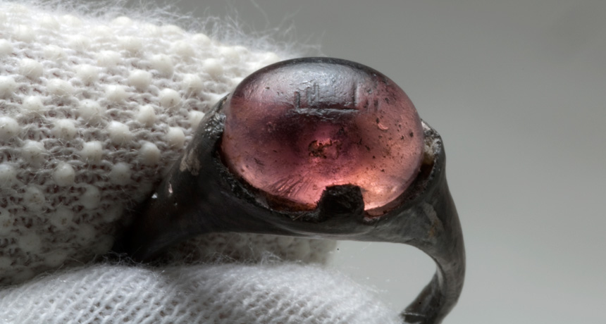 Серебряное кольцо со стеклянной вставкой из женской могилы викингов IX в. 