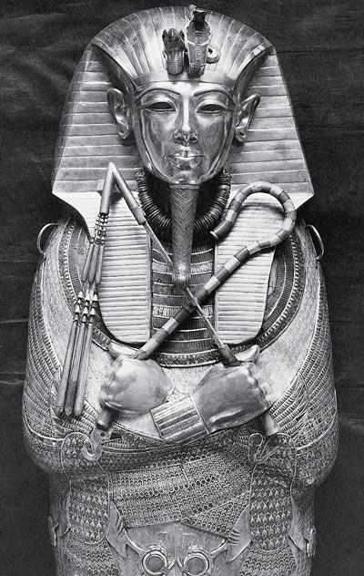 Рис. 1.2. Золотая маска и саркофаг египетского царя Тутанхамона (фотография Египетской экспедиции, Музей Метрополитэн) 