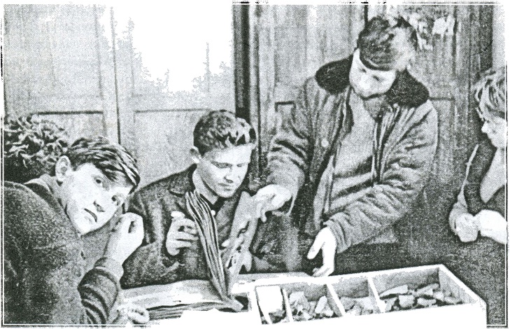 В лаборатории педагогического института. Петропавловск, 1968 г. Слева направо: А. А. Плешаков, Г Б. Зданович, Р. Агишев, С. Я. Зданович