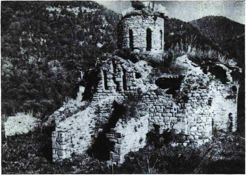 Рис. 1. Вид на храм с юго-восточной стороны. Снимок 1953 г.