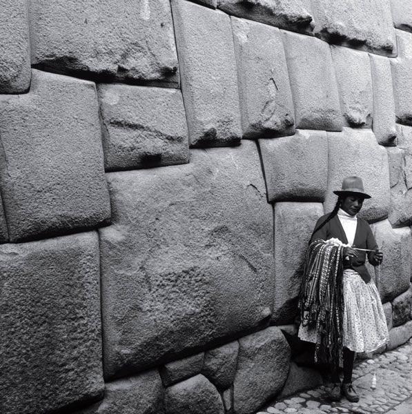 Искусно построенные стены инка в Кузко, Перу 
