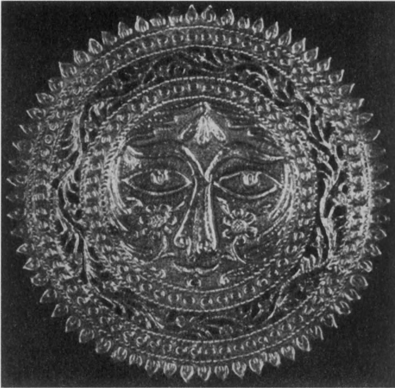 86.	Серебряное позолоченное изображение Солнца, найденное в Сарпул-Зохабе (Луристан) (диаметр 10,7 см, вес 21 г)