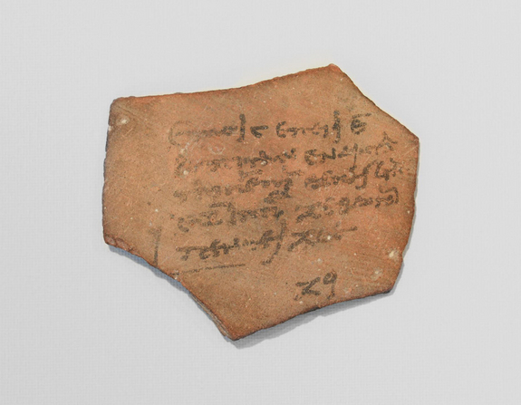 Древнеегипетская квитанция об уплате налогов, выписанная на куске керамики.