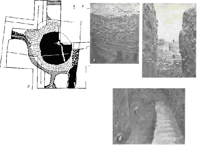 Иерихона периода докерамического неолита А. На плане (а) и фотографии (б) башни виден выход; в — вид главной траншеи с круглой башней на заднем плане, городской стеной, материковым слоем и выбитым в скале рвом